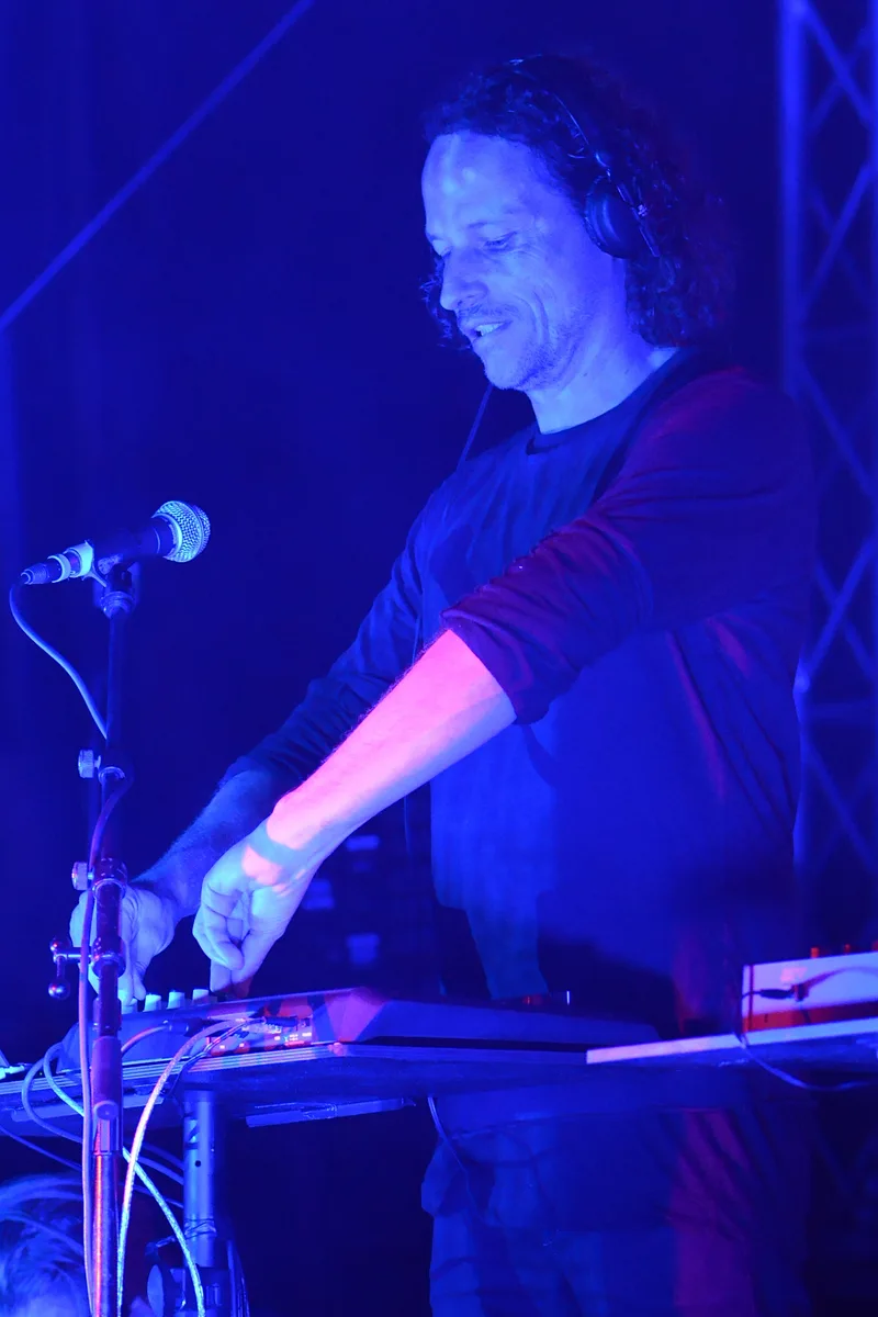 Томми Эккарт за синтезаторами на концерте 2raumwohnung, Essen.Original 2014