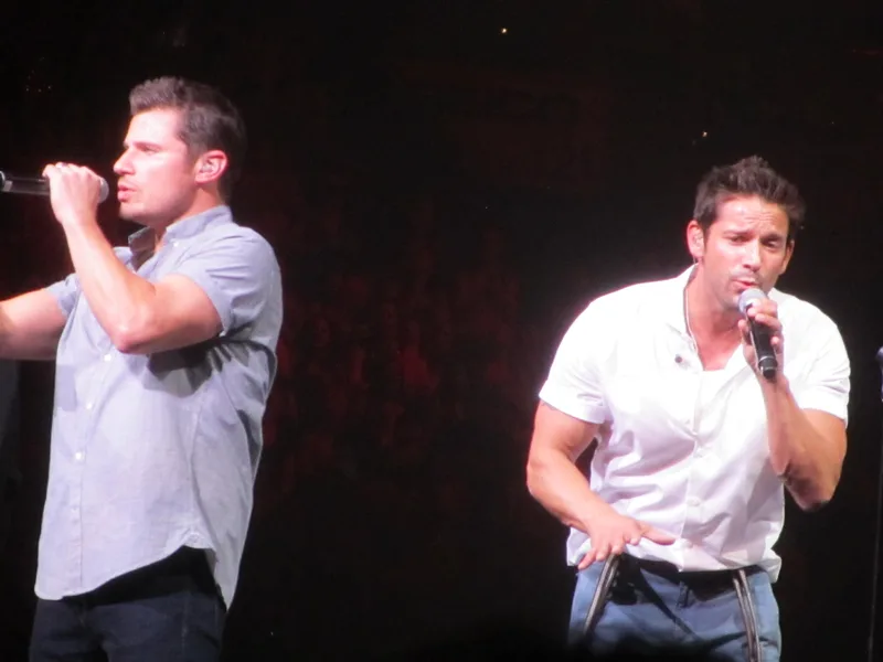 Ник Лэши и Джефф Тиммонс на концерте в 2013 году