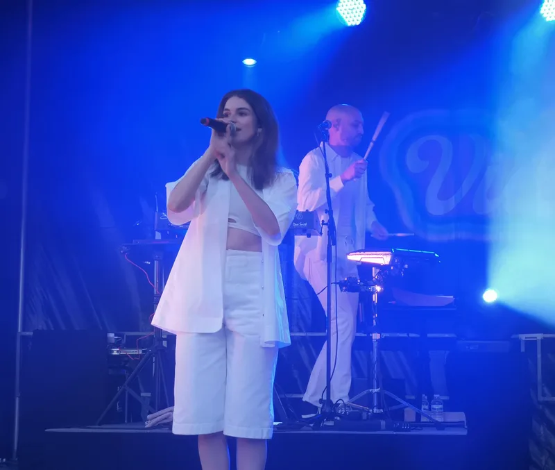 Adèle Castillon на концерте периода Videoclub, июль 2021 (Cergy)