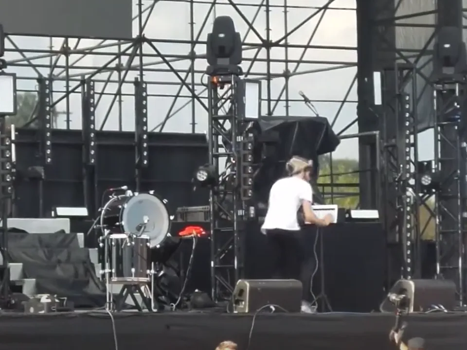 AJR на сцене, момент с вокальной обработкой spokestep