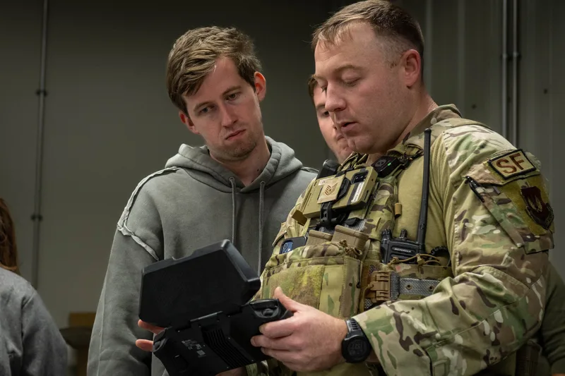 Алан Уокер во время визита на авиабазу Spangdahlem, Германия, 2024