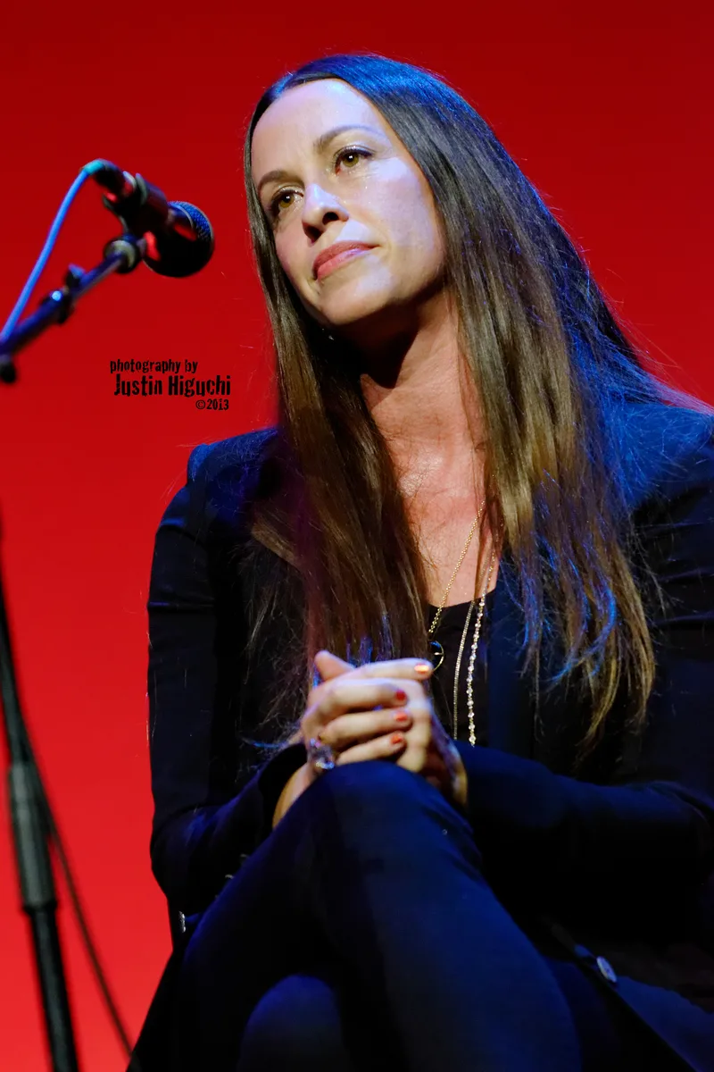 Alanis Morissette на сцене, крупный план