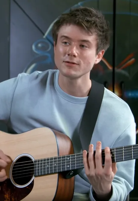 Alec Benjamin в 2019 году, портрет с гитарой