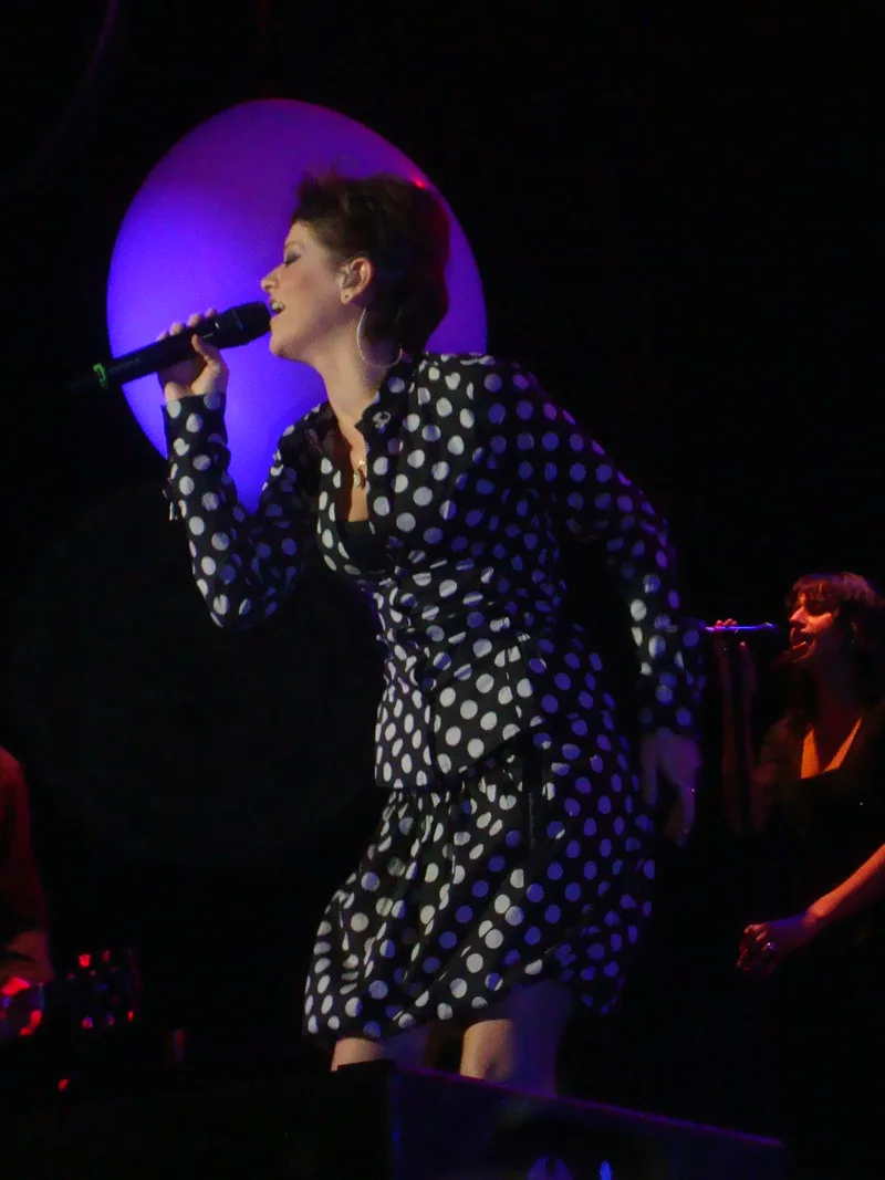 Алессандра Аморозо поёт на сцене, концертное фото, 2008