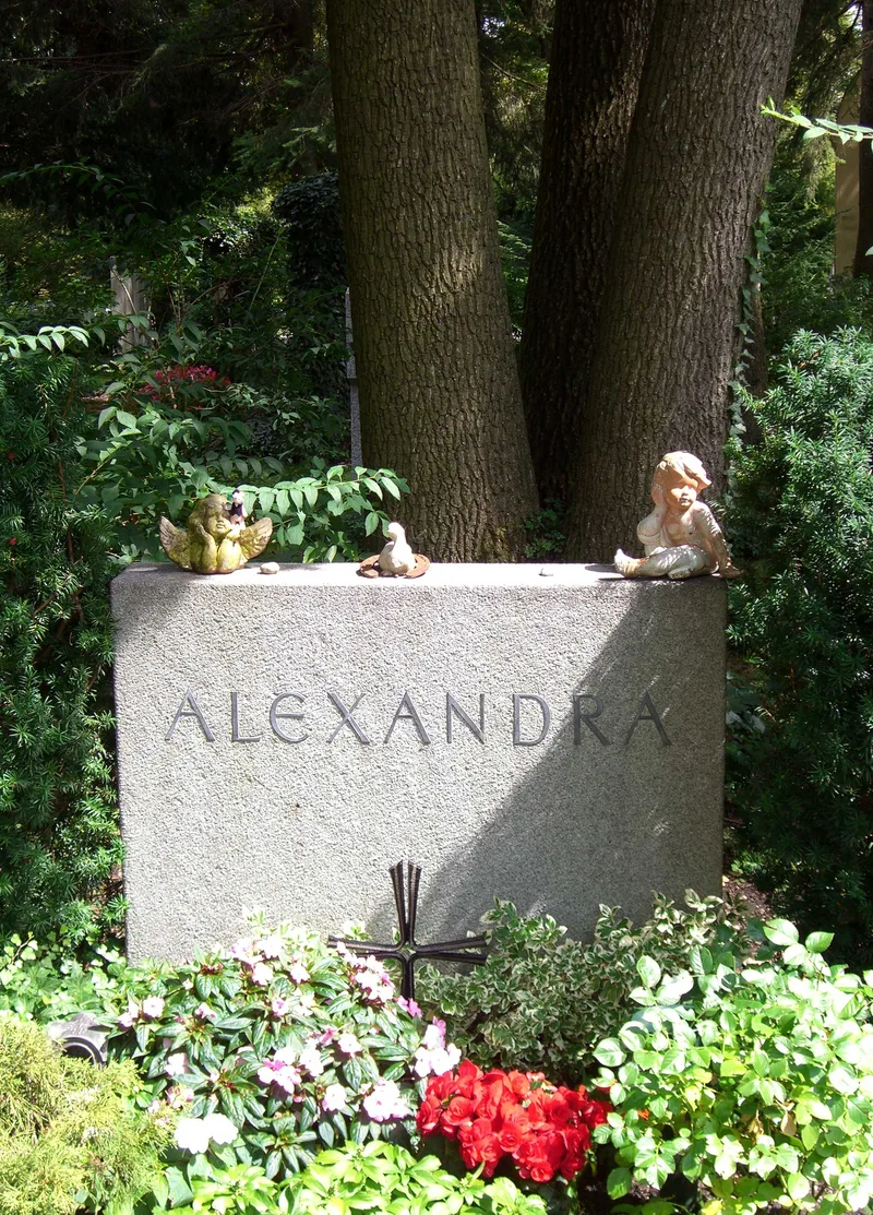 Могила певицы Александры на кладбище Westfriedhof в Мюнхене