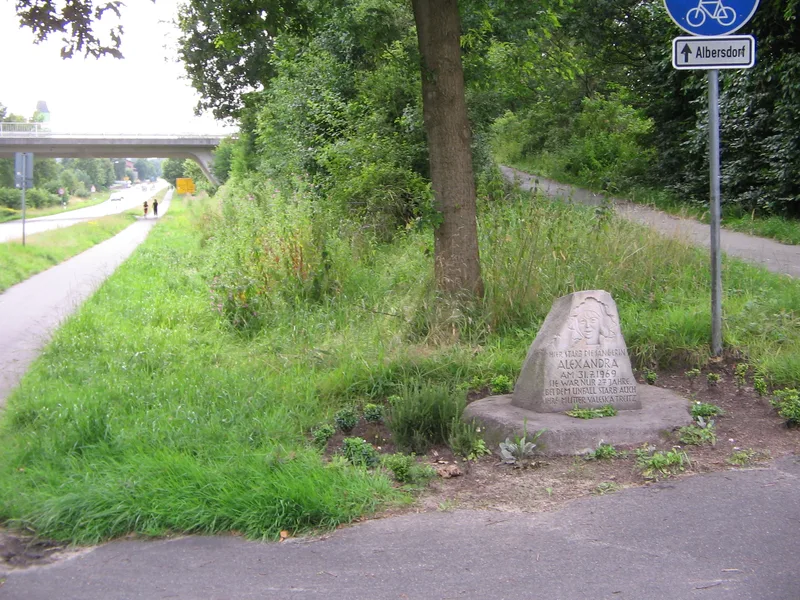 Памятный знак на месте аварии Александры возле Тellingstedt