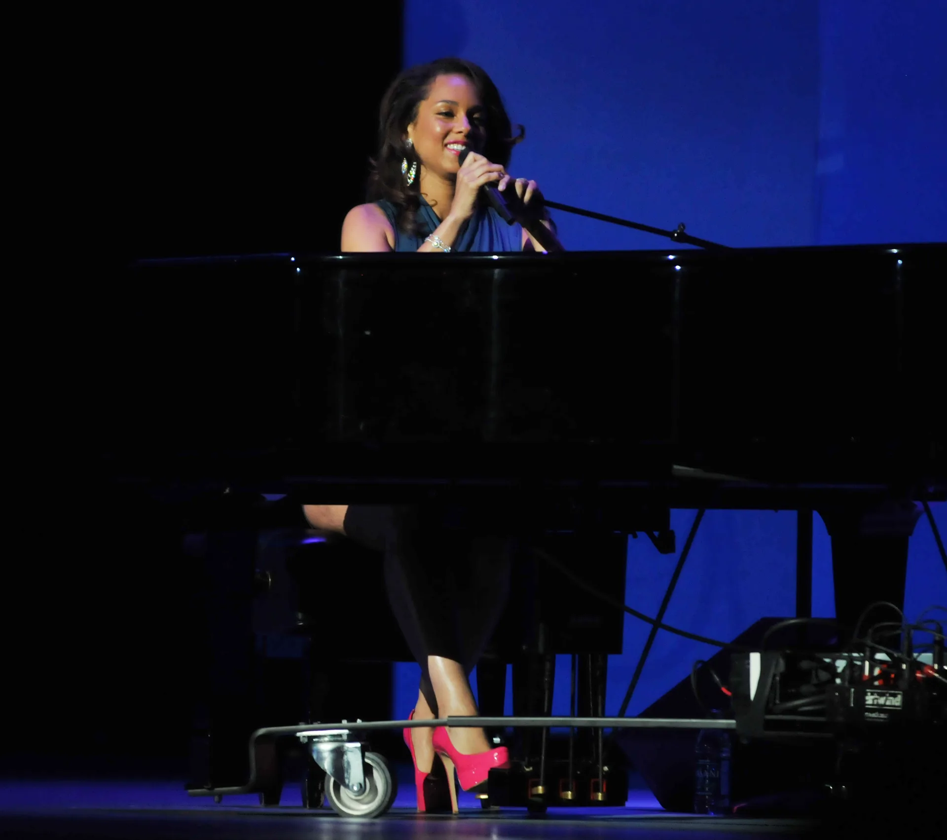 Alicia Keys выступает за роялем, 2010