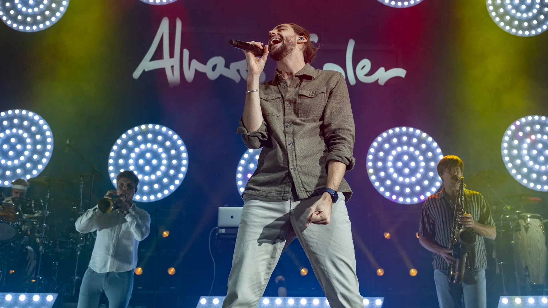 Álvaro Soler на концерте в 2022 году