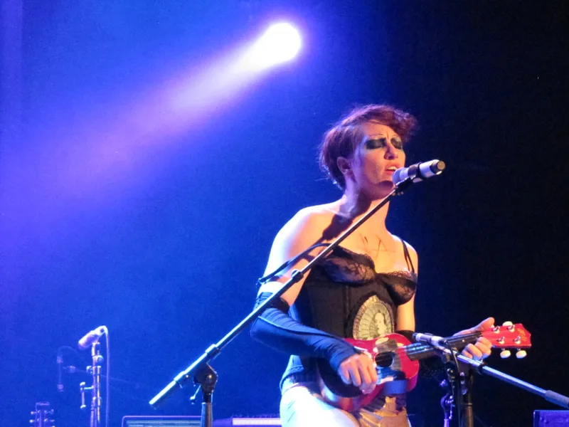 Аманда Палмер с укулеле на концерте в Кёльне, 2013