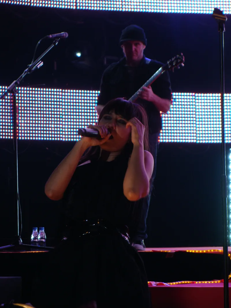 Ева Амараль и музыканты на большой сцене