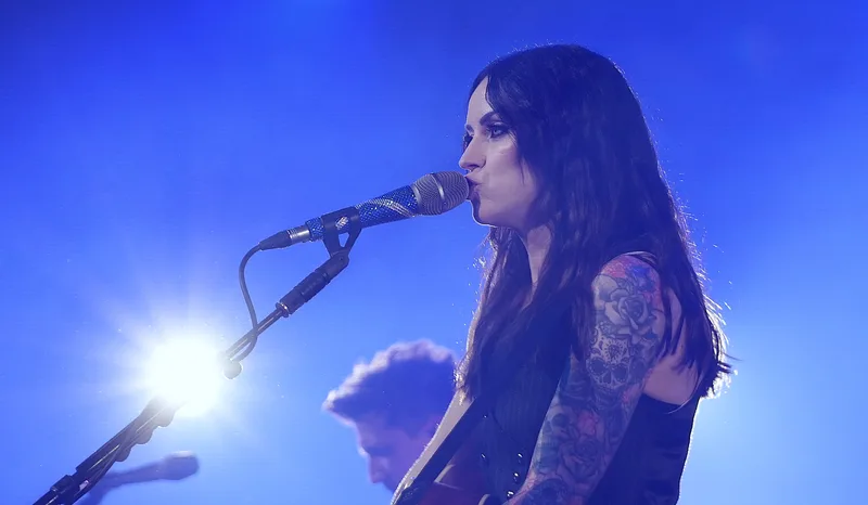 Amy Macdonald на Baloise Session 2025, профиль у микрофона