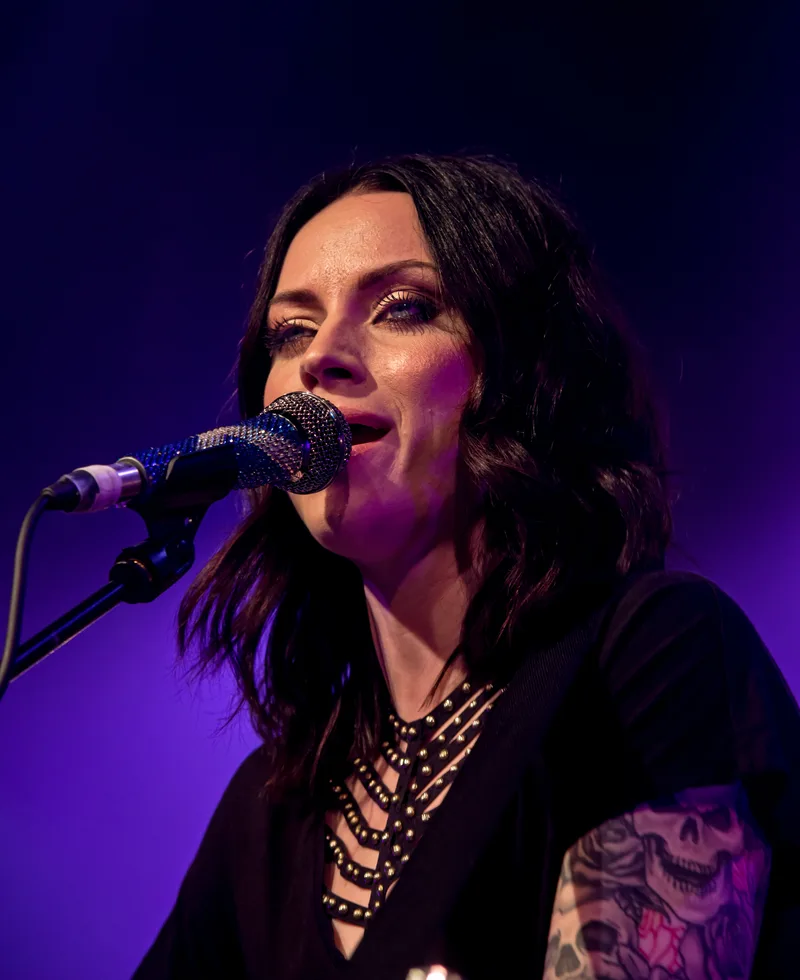 Amy Macdonald на сцене, крупный план
