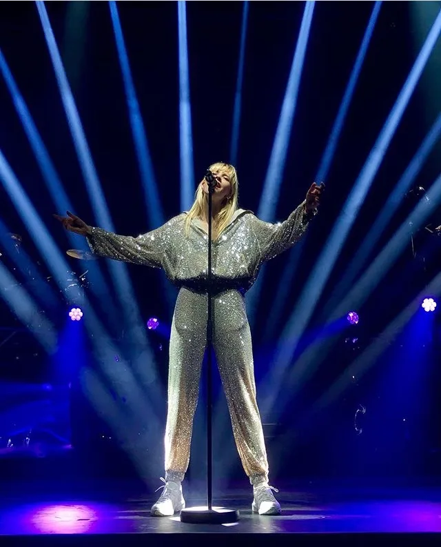 Анжель на сцене, концерт в Лилле (Рийселе), общий план со световым шоу