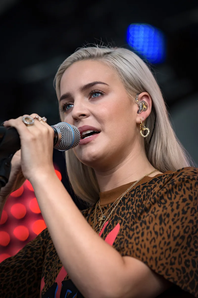 Anne-Marie поёт на фестивальной сцене, крупный план