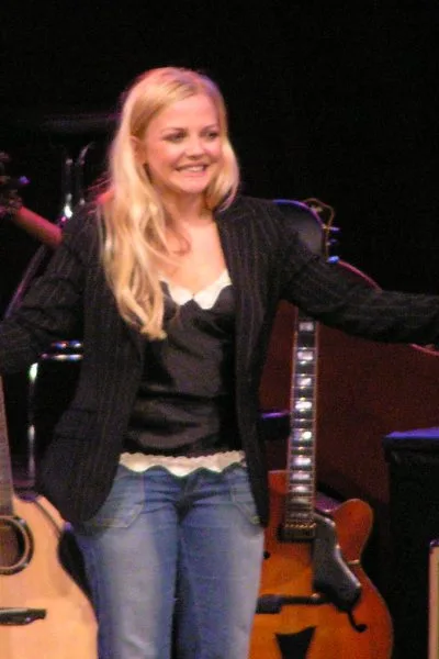 Аннет Луизан на сцене, концертное фото (2005)