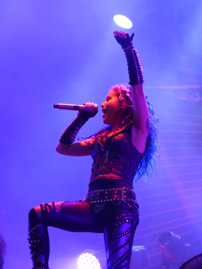 Alissa White-Gluz на концерте Arch Enemy