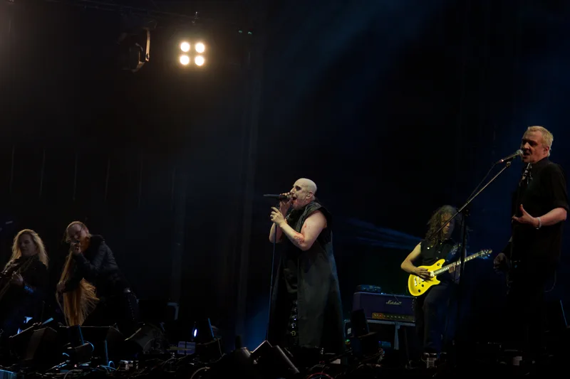 ASP на M'era Luna Festival 2013: вокалист на центральном микрофоне, группа и скрипачка Ally the Fiddle на сцене