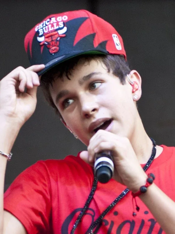 Остин Махон крупным планом на фестивальном выступлении B96 Summerbash, 2012