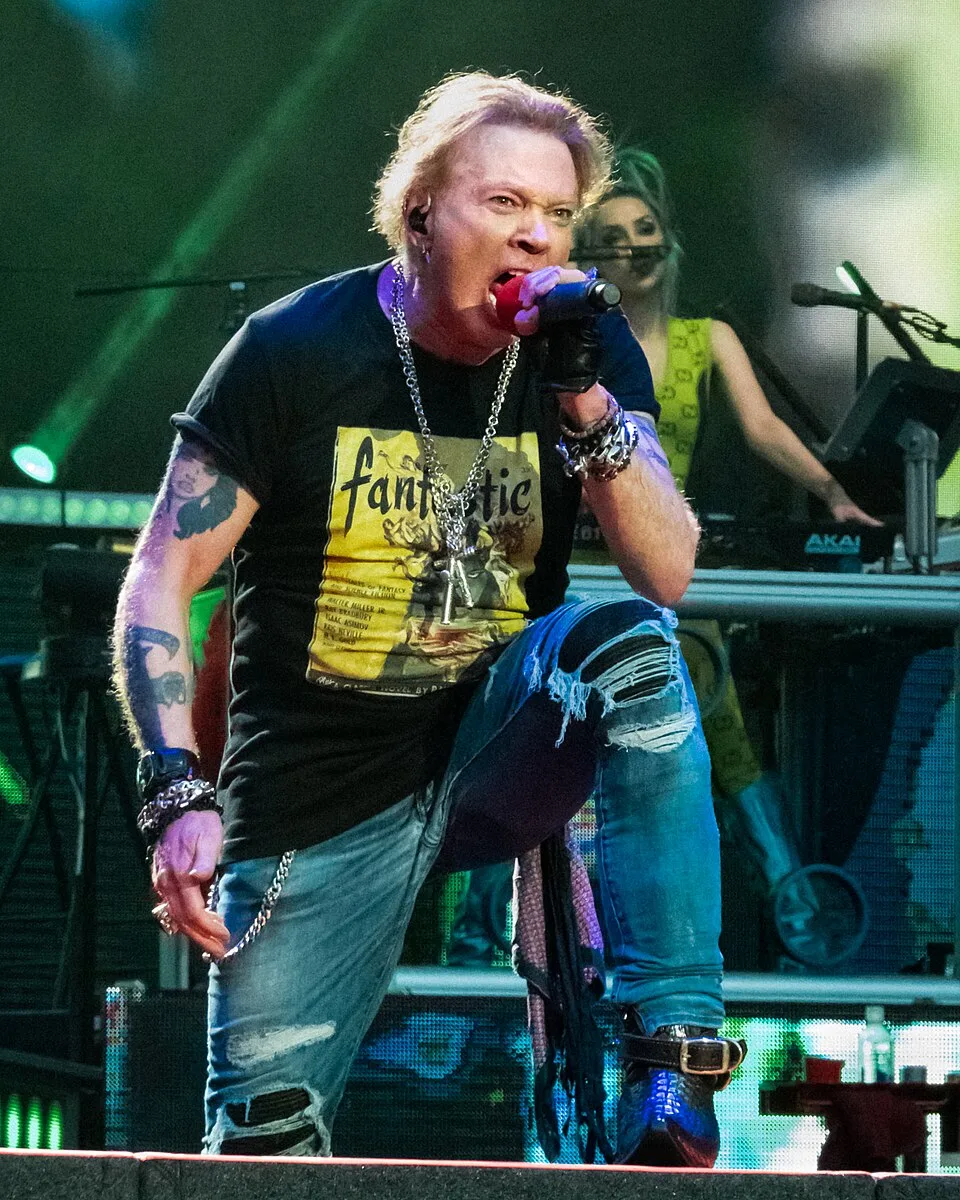 Axl Rose на концерте Guns N’ Roses в Лондоне (Tottenham Hotspur Stadium), 2022