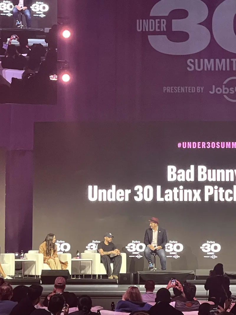 Bad Bunny на мероприятии Forbes Under 30, 2023, фото со сцены