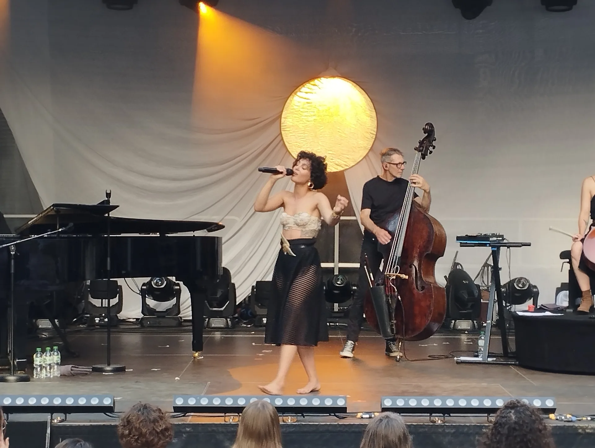 Barbara Pravi на сцене (концертное фото)