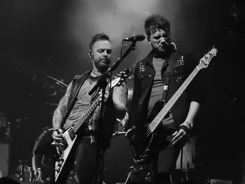 Bullet for My Valentine на концерте в Electric Ballroom, Лондон (чёрно-белое фото)