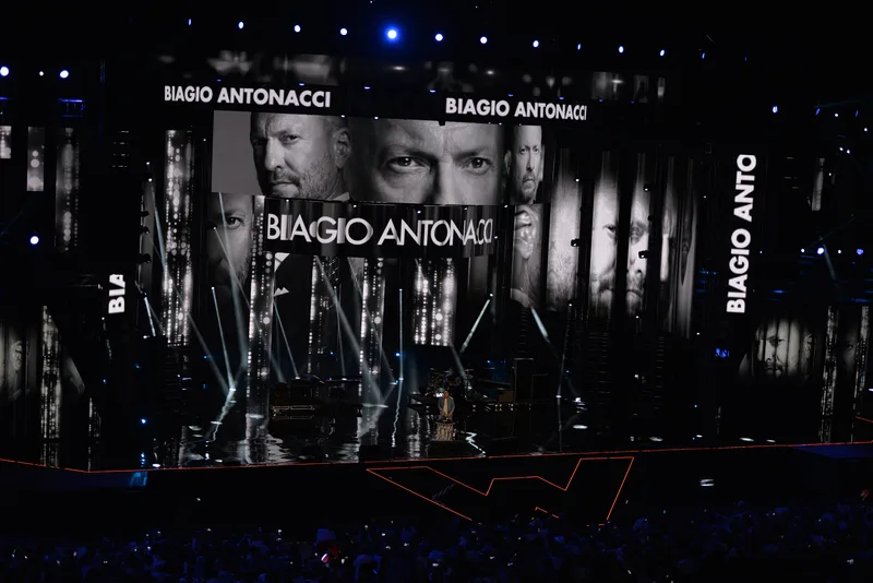 Сценическое шоу Biagio Antonacci на Wind Music Awards 2016 в Вероне