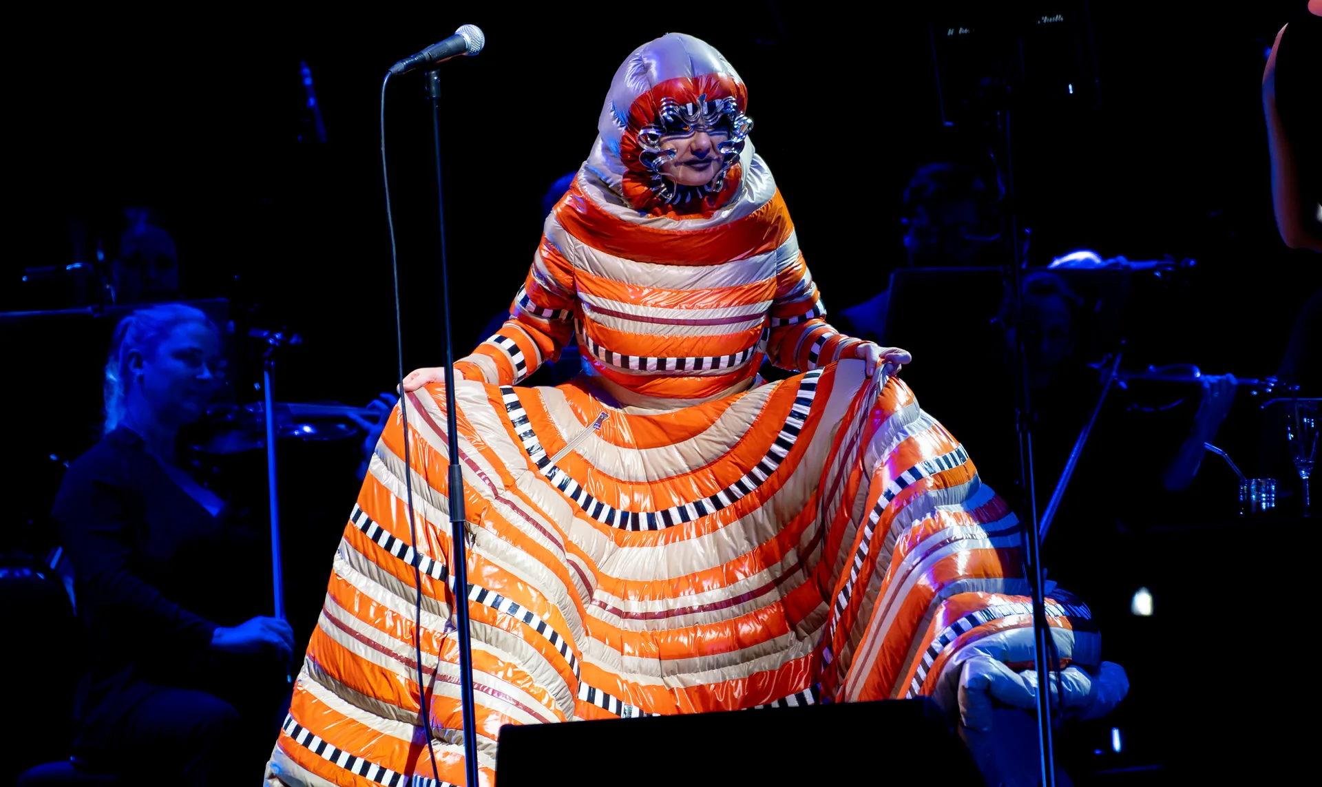 Björk выступает на Bluedot Festival во время проекта Björk Orkestral, 2022