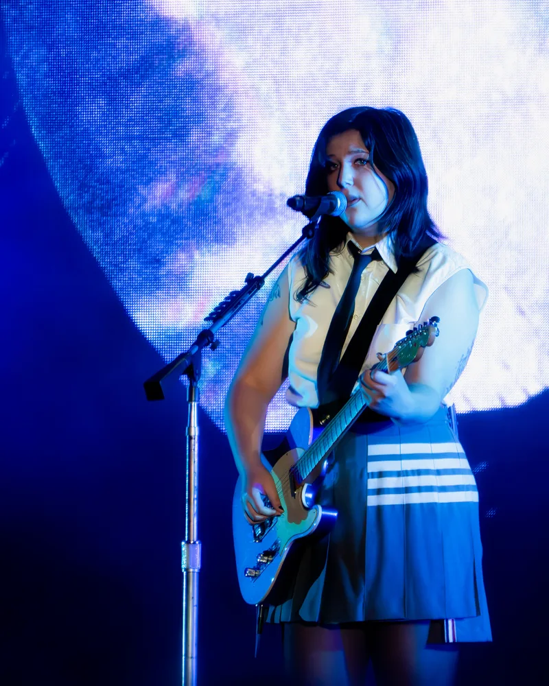 Фиби Бриджерс на сцене в 2023 году, участница boygenius, концертное фото