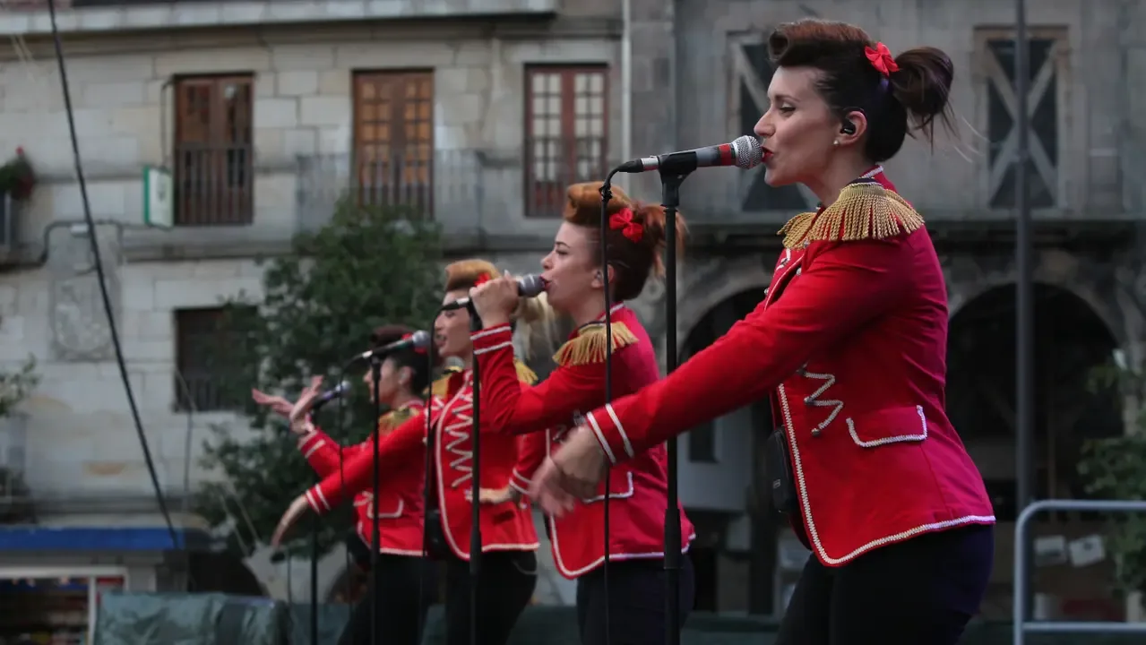 Broken Peach — выступление на открытой сцене, концертное фото