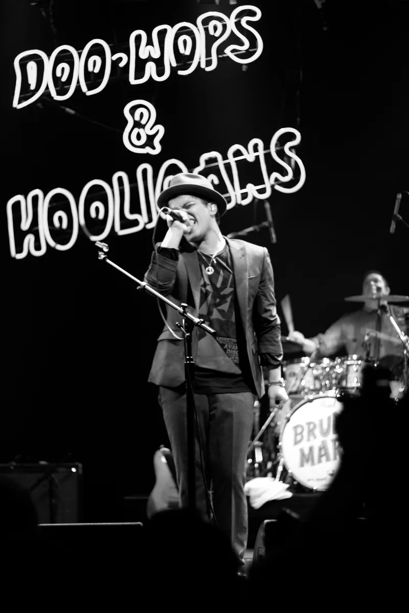 Bruno Mars на сцене в эпоху Doo-Wops & Hooligans, 2010