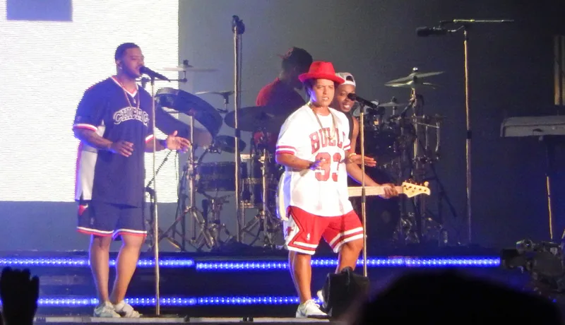 Bruno Mars на фестивальном выступлении, кадр со сцены