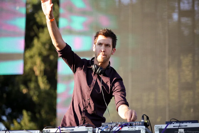 Calvin Harris за диджейским пультом на фестивале, концертное фото (2011)