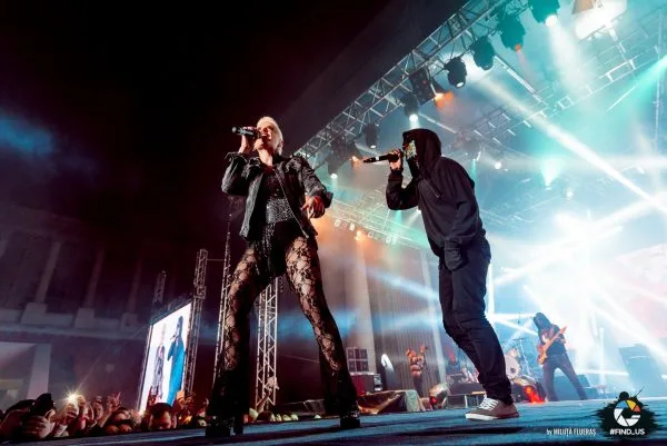 Carla’s Dreams и приглашённые артисты на сцене