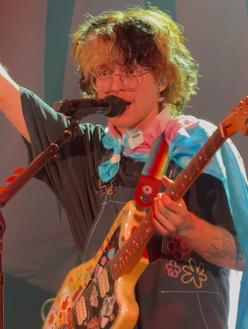 Cavetown (Robin Skinner) на сцене, 2025