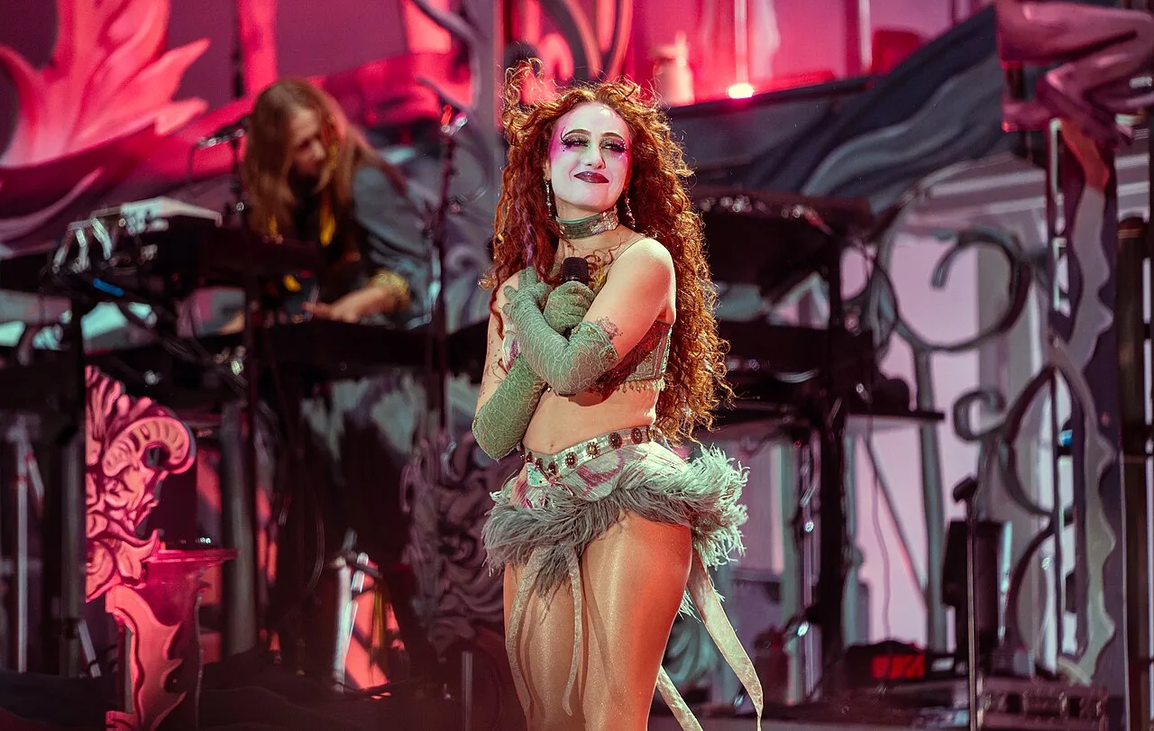 Chappell Roan выступает в Париже (2025)