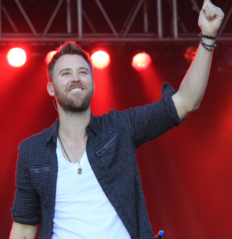 Чарльз Келли на сцене, 2012