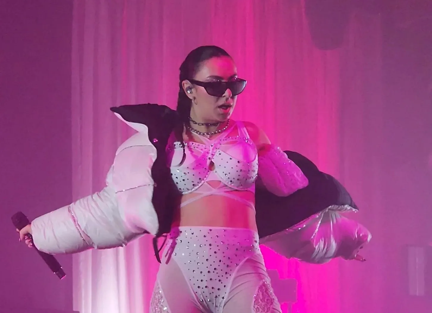 Charli XCX на концерте тура Crash (2022)