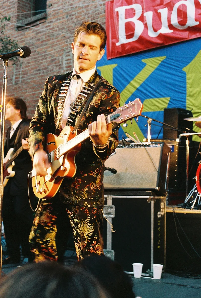 Chris Isaak на сцене в 1988 году