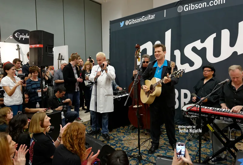 Chris Isaak выступает на NAMM в 2014 году