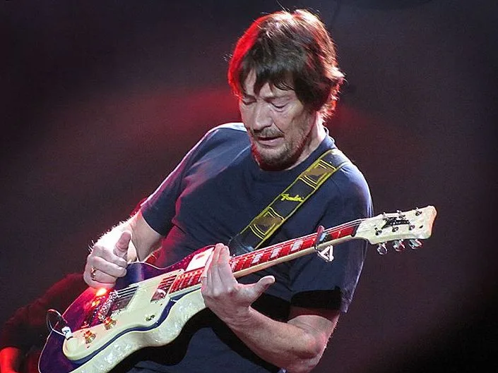 Chris Rea играет на гитаре на концерте, 2010
