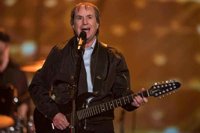 Chris de Burgh выступает с гитарой на Sternstundengala, Нюрнберг, 2016 год