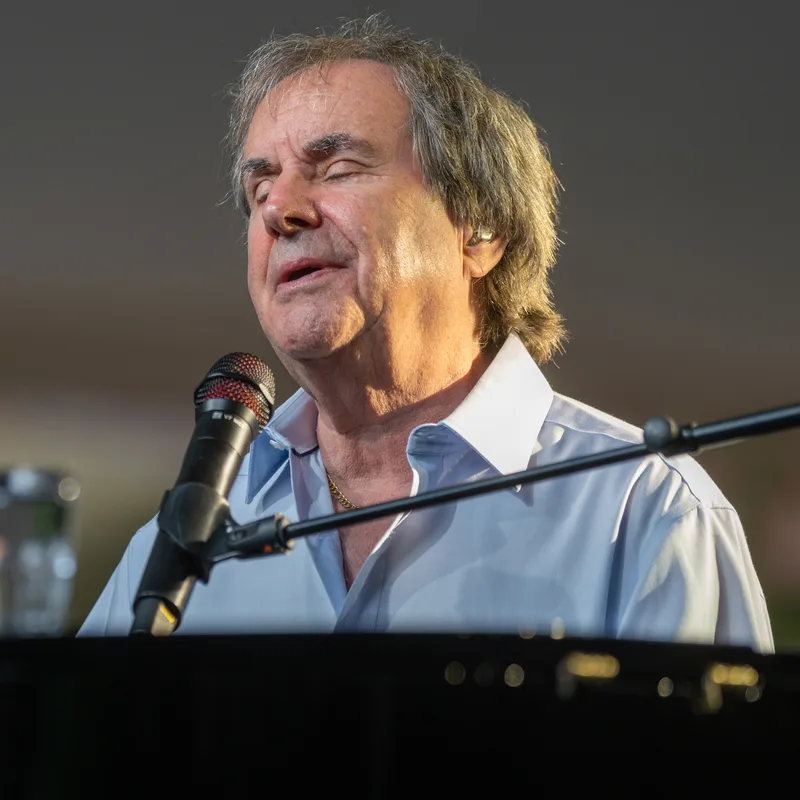Chris de Burgh за роялем на концерте в Нюрнберге, 2022 год — крупный план