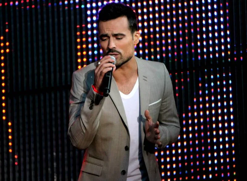 Damien Sargue на сцене с микрофоном