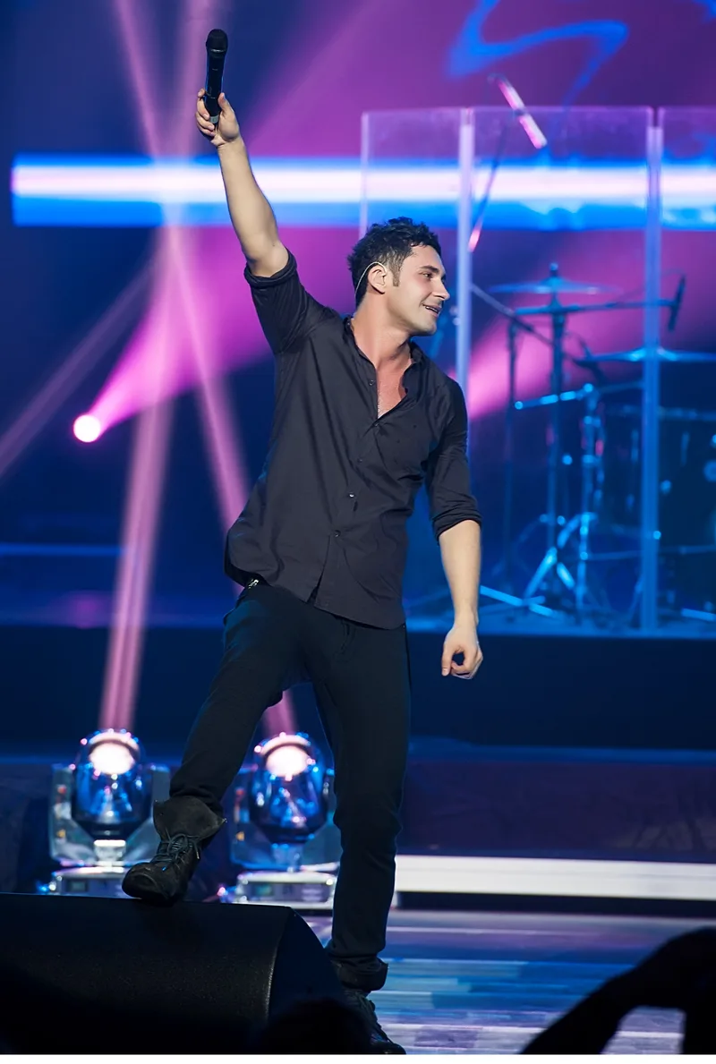 Dan Balan на концерте (2012), момент выступления с микрофоном