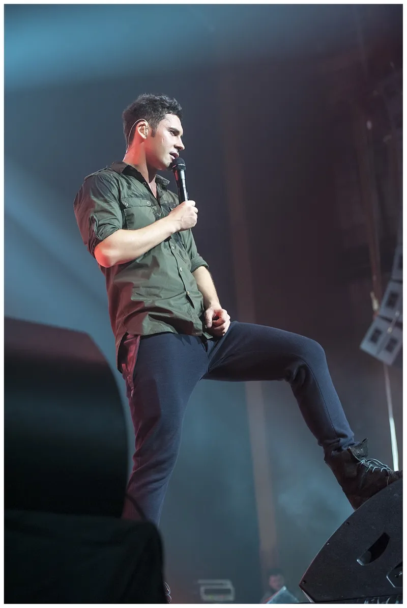 Dan Balan, концертное фото (2012), крупный план на сцене