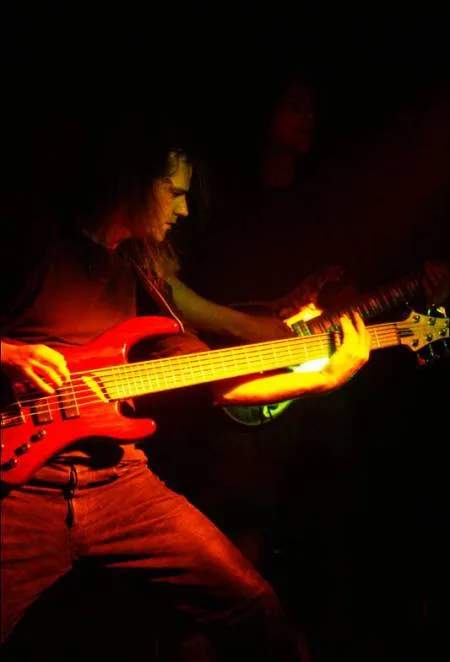 Darkseed на сцене: портретное концертное фото (около 2010 года)