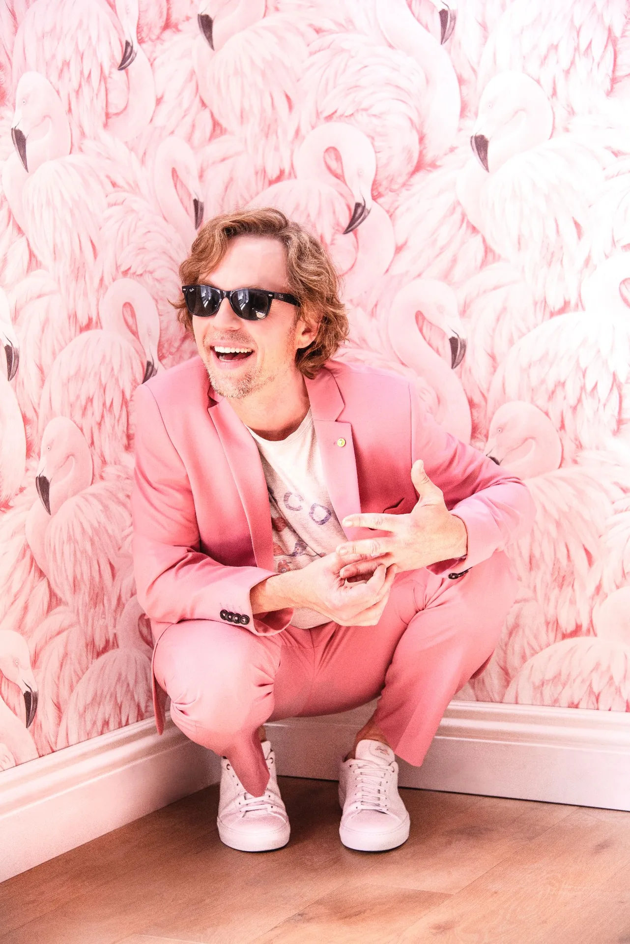 Даррен Хейз в розовом костюме, промо-фото