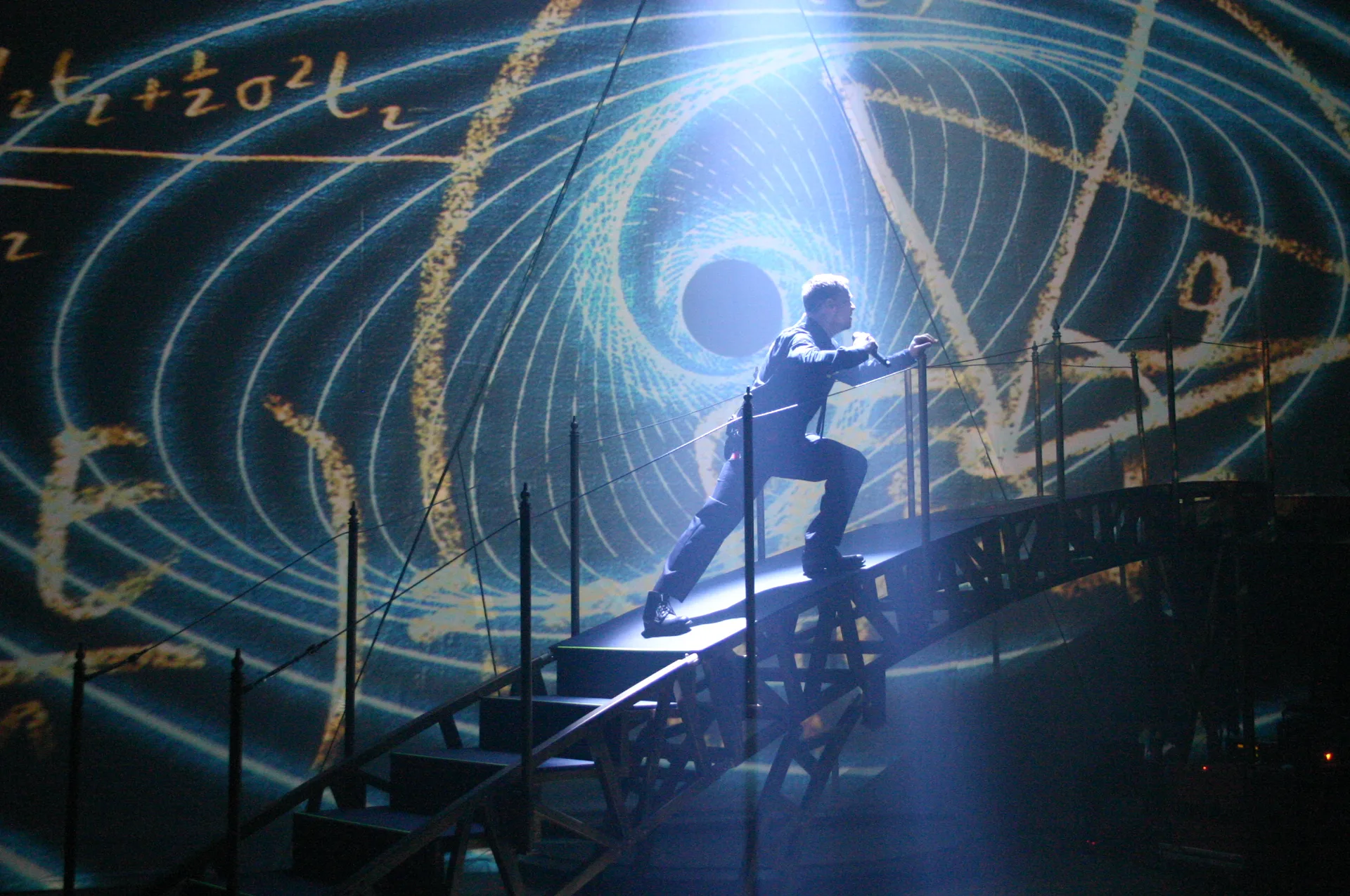 Даррен Хейз на сцене во время шоу с визуальными проекциями