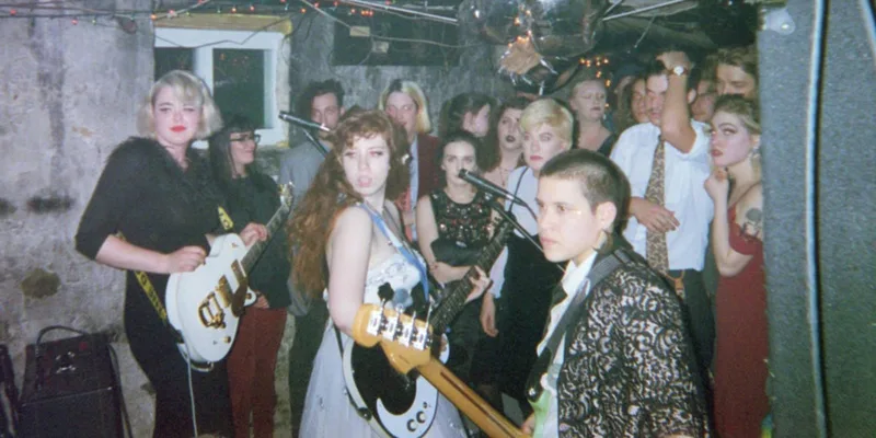 Dazey and the Scouts на живом выступлении в тесном клубном пространстве, Бостонская сцена, 2010-е